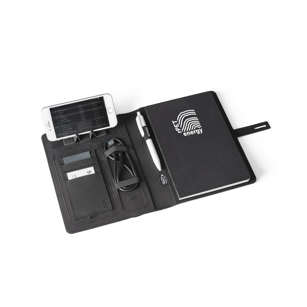 EMERGE A5 FOLDER. Porte documents A5 en 300D polyester recyclé (100% rPET) avec chargeur sans fil