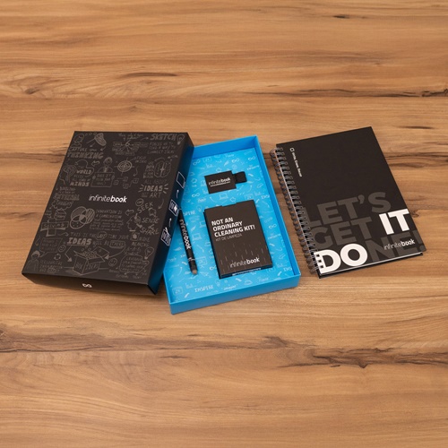 STARTER KIT INFINITEBOOK. Kit composto por “Infinitebook” com com capa dura, 1 kit de limpeza, 1 marcador e 1 suporte para esferográfica