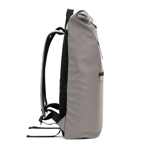 PORTLAND. A mochila "roll top" em PU com bolso para computador portátil 16"
