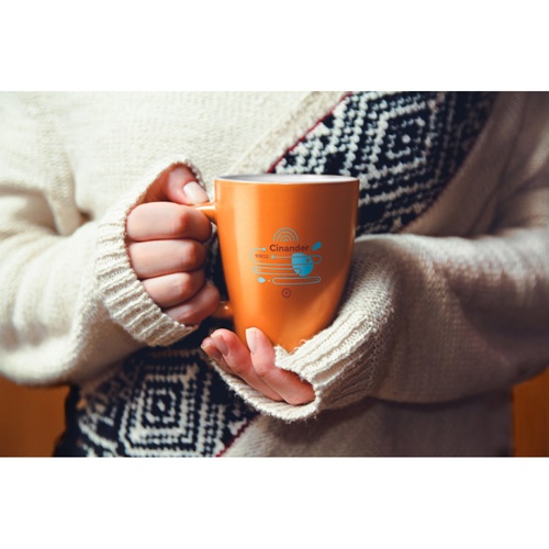 CINANDER. Caneca em cerâmica com acabamento brilhante 370 mL