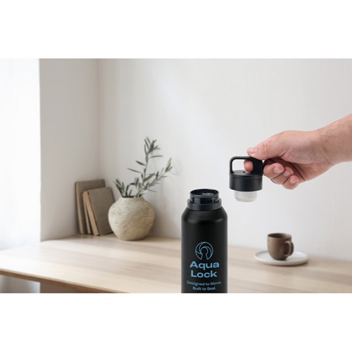 NICKLAUS. Garrafa em aço inoxidável (91% reciclado) com parede dupla isolada a vácuo 590 mL