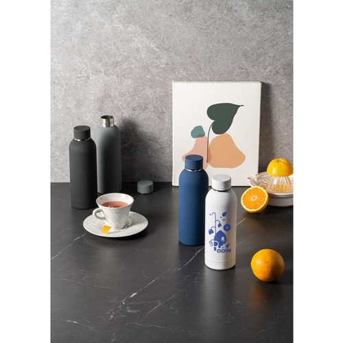 ODIN. Garrafa em aço inoxidável (36% reciclado) com acabamento em borracha 550 mL