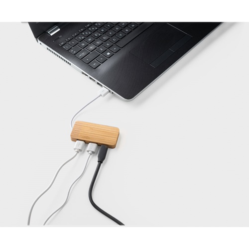 MOSER. HUB com 2 portas USB-A e 1 USB-C em bambu