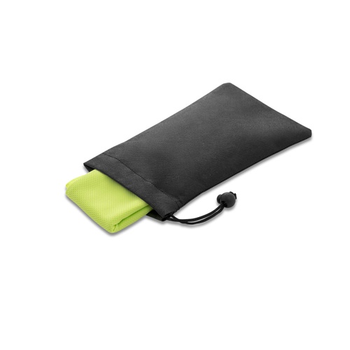 BERNAL. Toalha de desporto refrescante em poliéster reciclado (100% rPET) com bolsa em non-woven